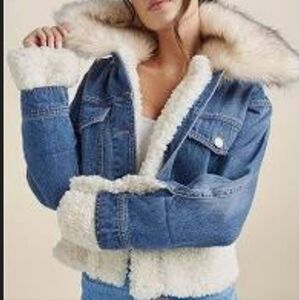 Venus bluejean with fur trim collar